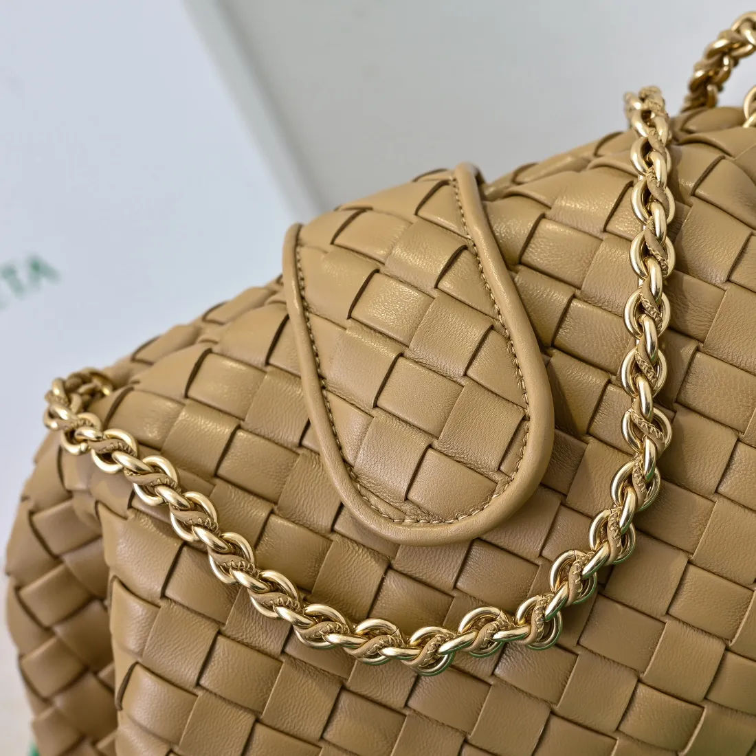 Batch 2260 Bitters Venetia 2024 summer series brings Lauren 1980 handbags back to the public eye. The design of the bag is inspired by ancient Roman architecture. It uses the brand's iconic Intrecciato lambskin woven bag body with a hard frame. No logo can be seen on the whole bag. It is equipped with a leather woven metal chain. When using it as a clutch, just put the chain directly in the bag ~ showing an elegant and timeless style. Decades later, when Lauren Hutton once again walked on the Bottega Venetia spring and summer show with this bag, the charm of the year still remains intact despite the passage of time. Size: 31.5*16.5*11 Style No.: 5807
